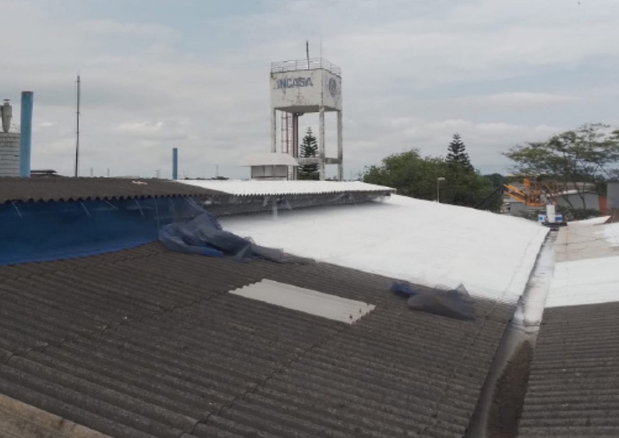 Aplicação da 2ª demão do MK Therm em todo o telhado
