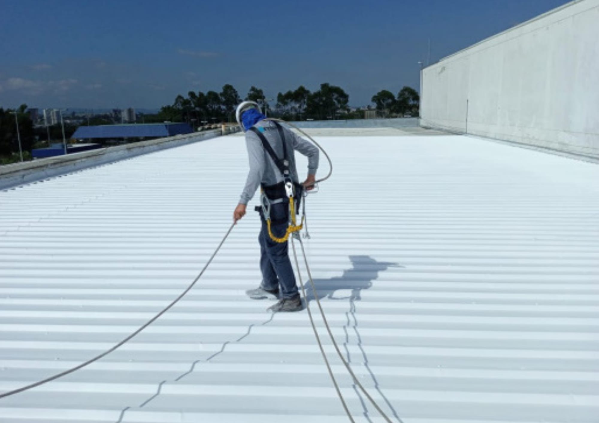 Aplicação do MK Therm em todo o telhado (2ª demão)
