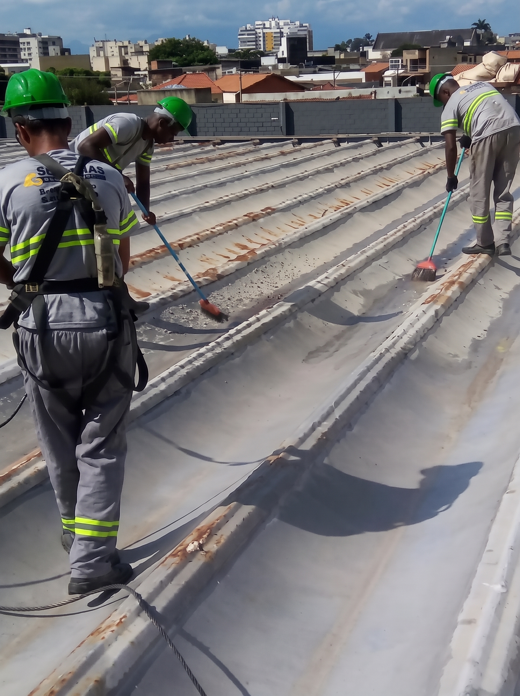 Equipe da Engevizo trabalhando em altura sobre um telhado industrial