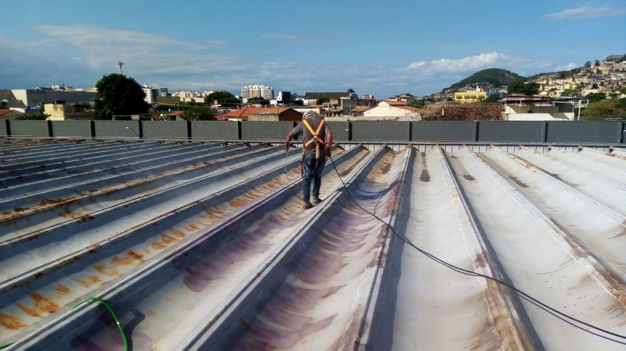 Convertedor de ferrugem aplicado em chapa metálica, filme escuro nas áreas de maior oxidação