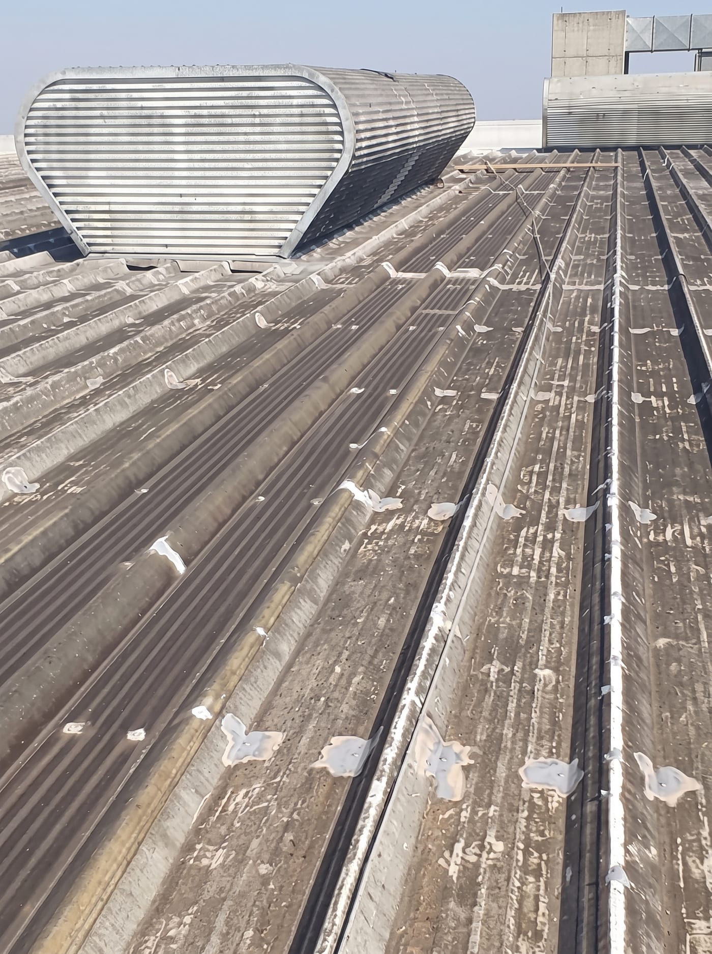 Aplicação do MK Rust em telhado industrial
