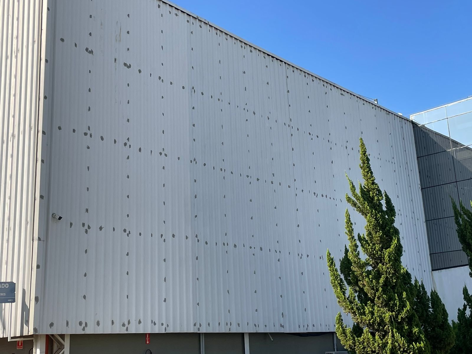 Cobertura industrial com tratamento anticorrosivo MK Rust aplicado