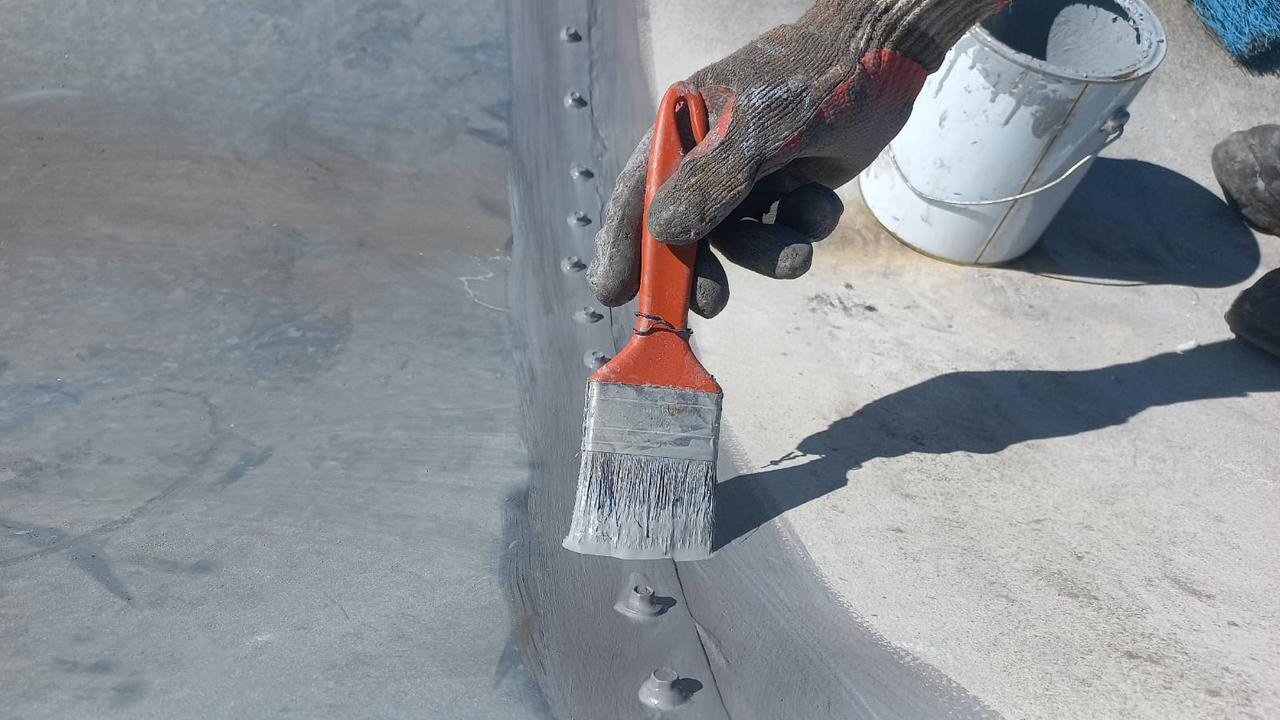 Detalhe da aplicação do MK Rust em ponto de fixação metálico
