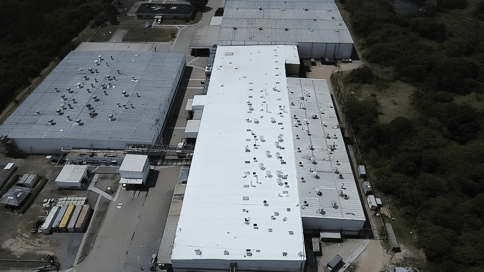 Vista aérea comparando telhado sem tratamento e telhado com MK Therm aplicado