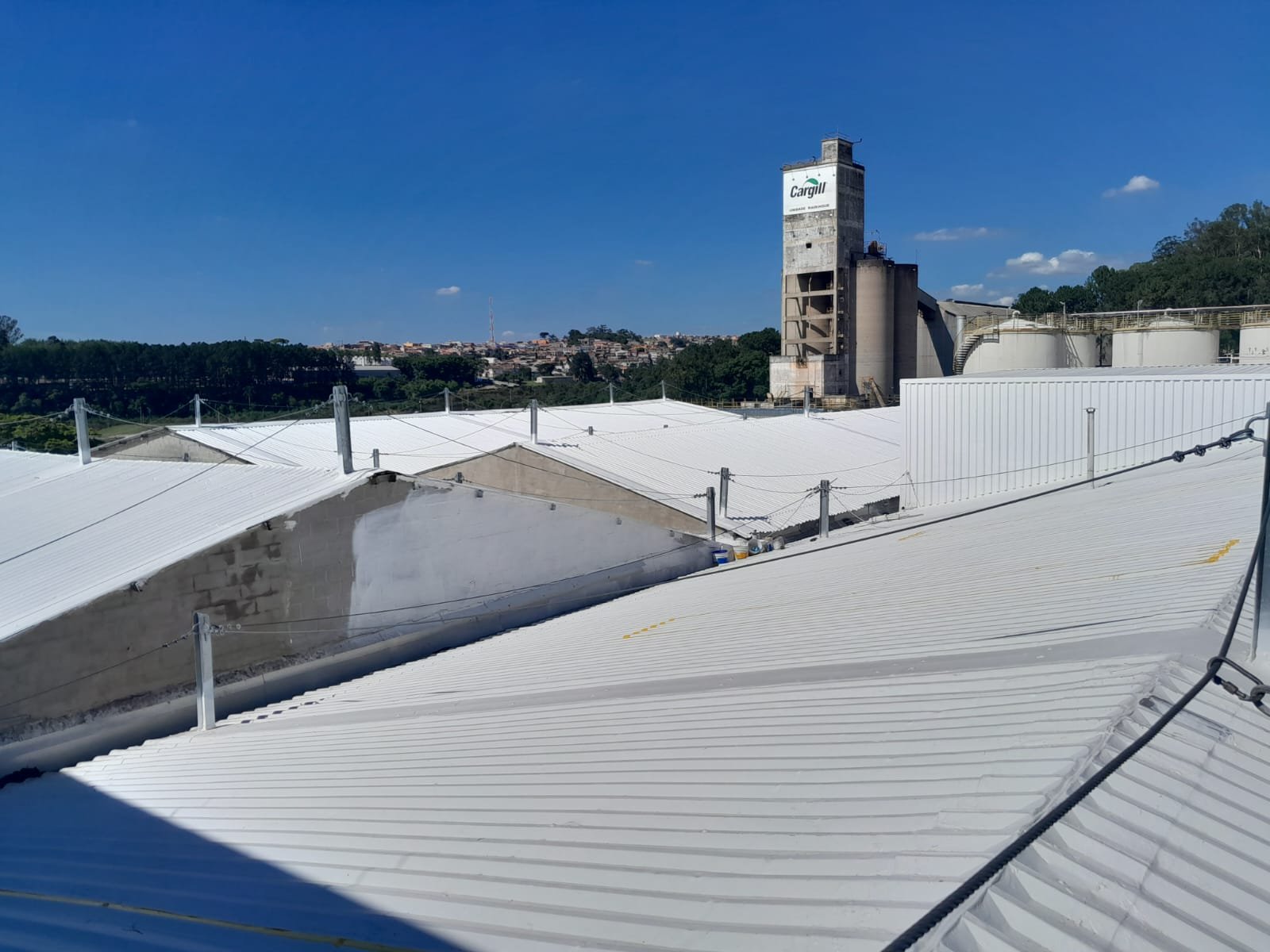 Aplicação do MK Therm sobre o telhado metálico