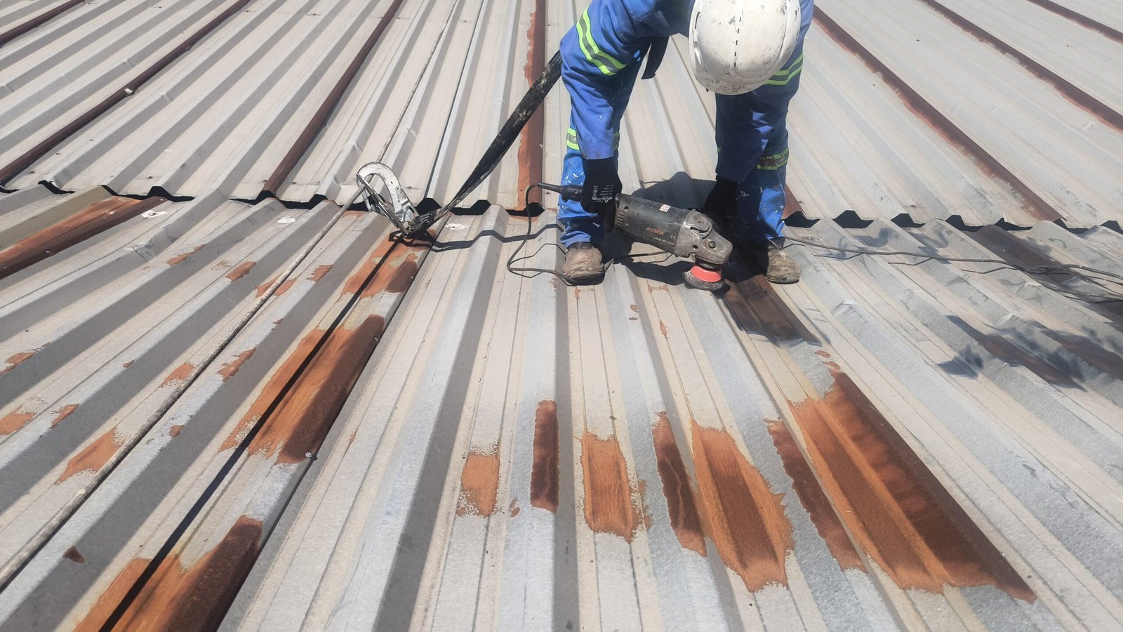 Lixamento de superfície metálica oxidada antes do tratamento anticorrosivo