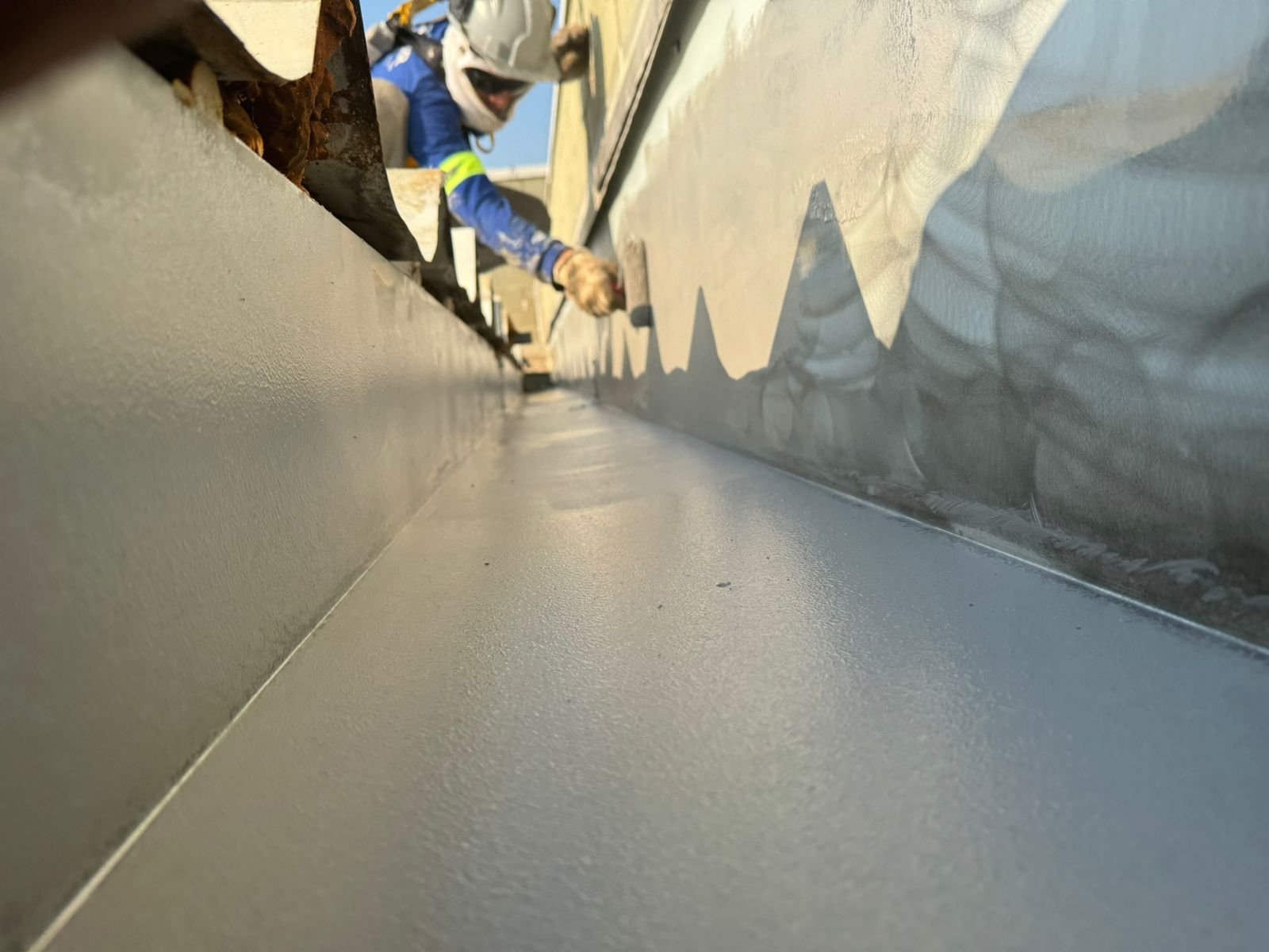 Aplicação do MK Rust na calha antes do Ureflex Calhas